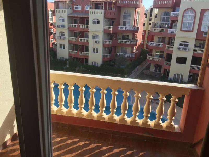 2 Bed Apartment overlooking pool