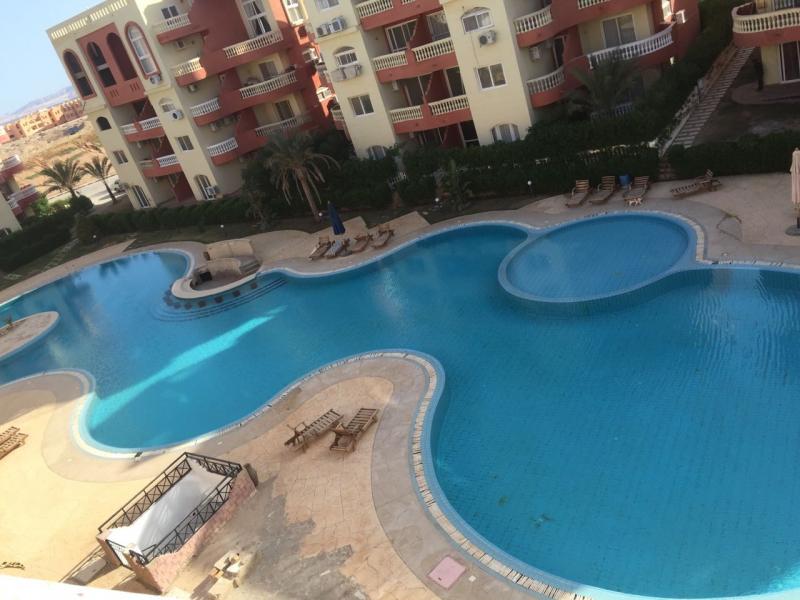 2 Bed Apartment overlooking pool