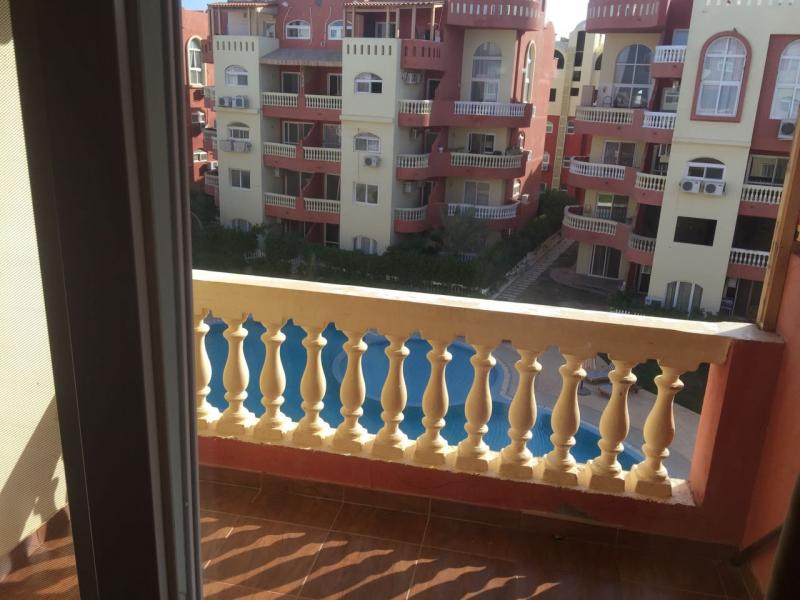 2 Bed Apartment overlooking pool